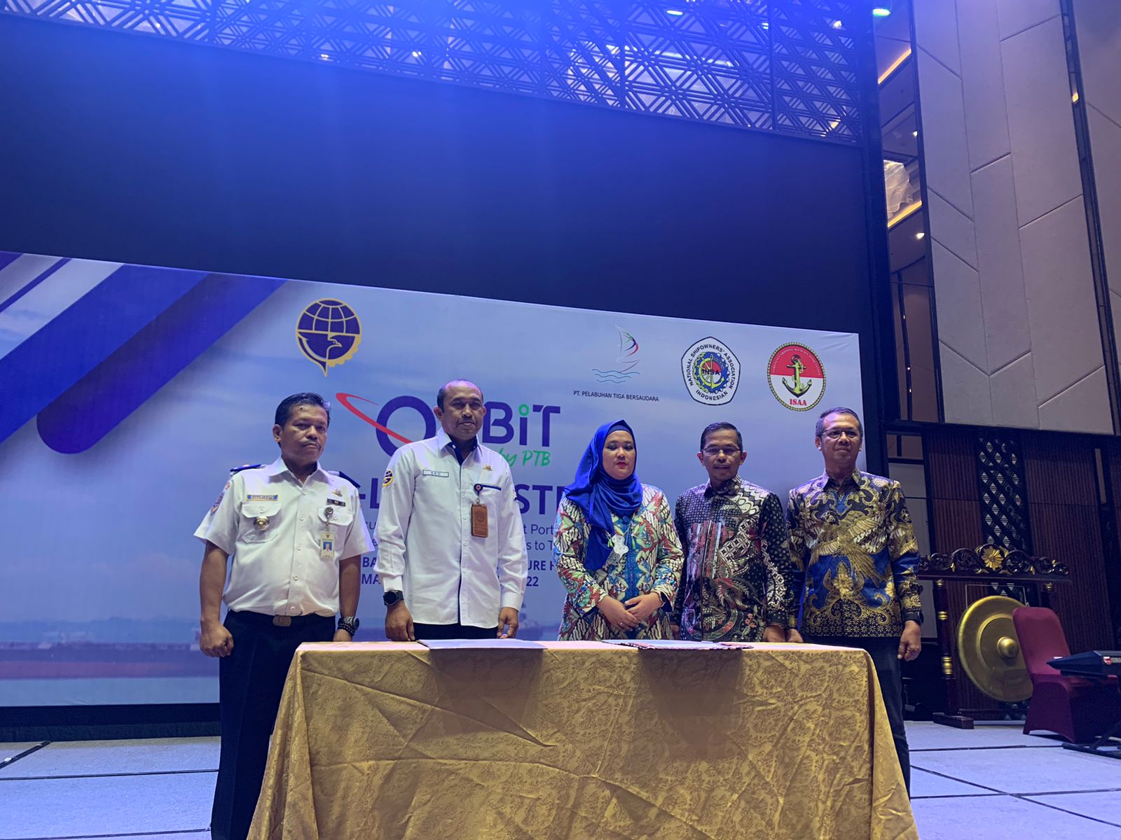 Jajaran petinggi PT PTB bersama perwakilan Kementerian Perhubungan RI, KSOP Samarinda dan pihak terkait lainnya saat melaunching aplikasi Orbit pada Senin (21/11/2022). (istimewa)