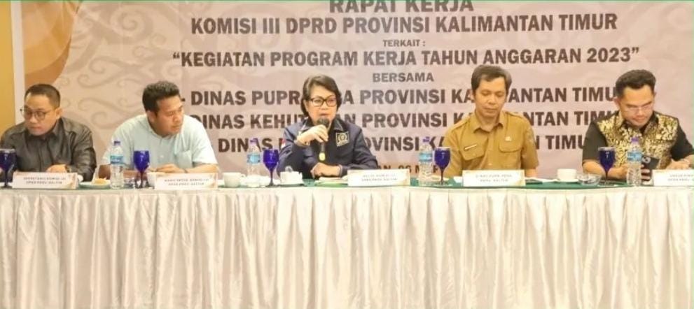 Suasana forum Rapat Kerja Komisi III DPRD Kaltim dengan dinas terkait penyediaan air bersih.