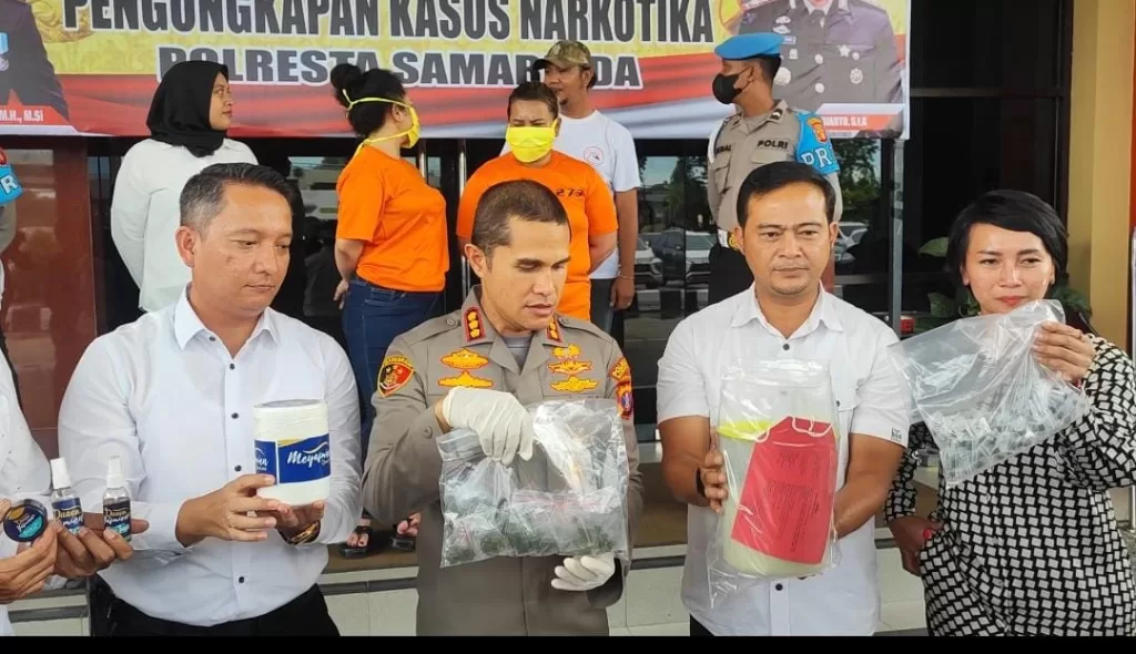 Kapolresta Samarinda, Kombes Pol Ary Fadli saat memimpin pers rilis kasus ungkapan home industri pembuatan inek dan kosmetik ilegal. (Ist)