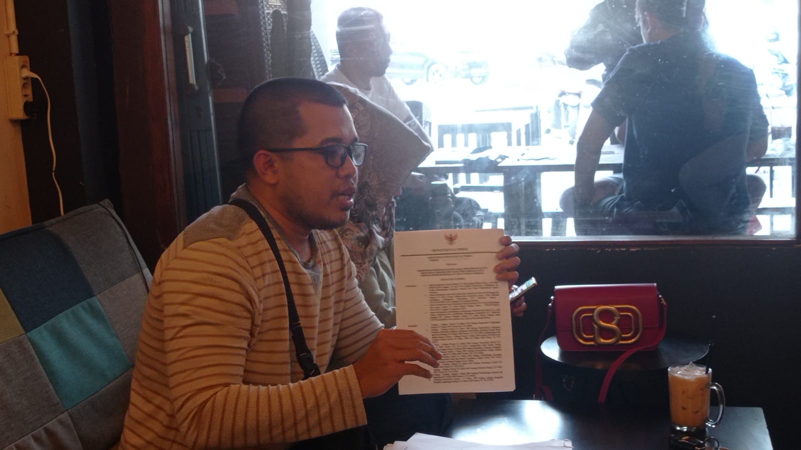 Manager Project PT MSP Darman saat menunjukan bukti otentik dan legalitas kepemilikan PT MPS berada di pihak Hendra Gunawan dan Willyanto Lim.