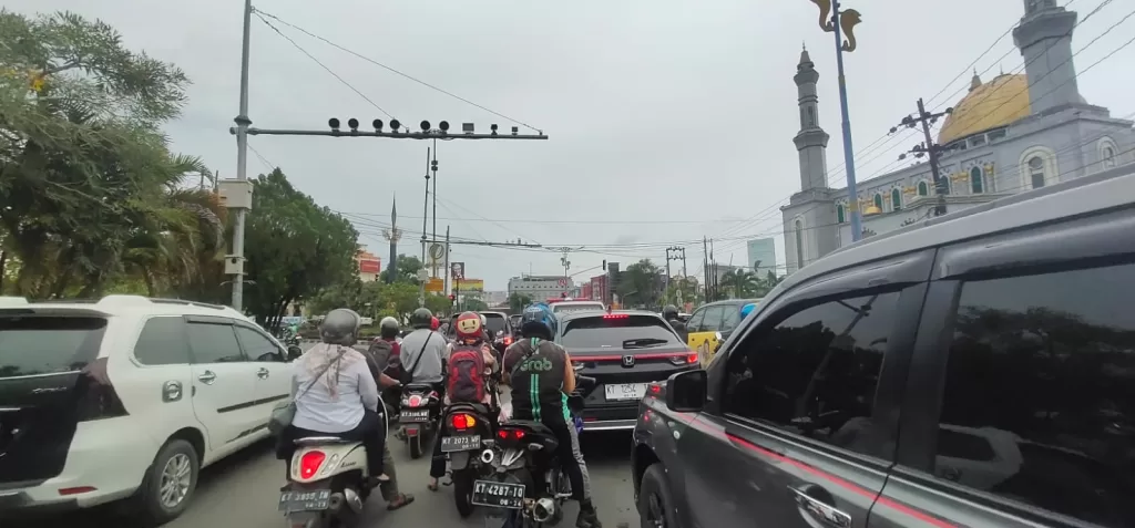 Kamera statis ETLE yang berada di kawasan simpang empat Lembuswana. (Prolog.co.id)