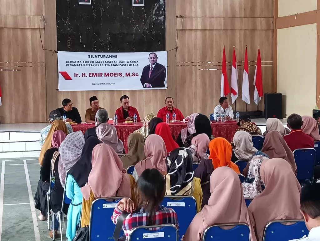 Emir Moeis saat melakukan dialog bersama warga Sepaku. (Ist)