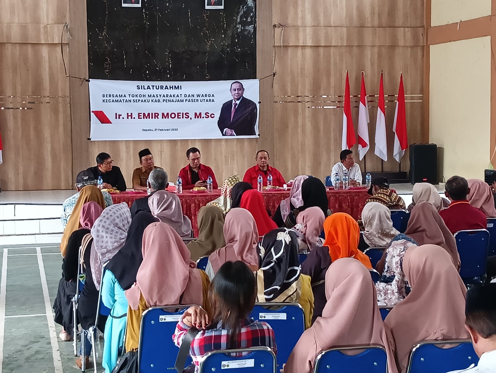 Emir Moeis saat melakukan dialog bersama warga Sepaku. (Ist)