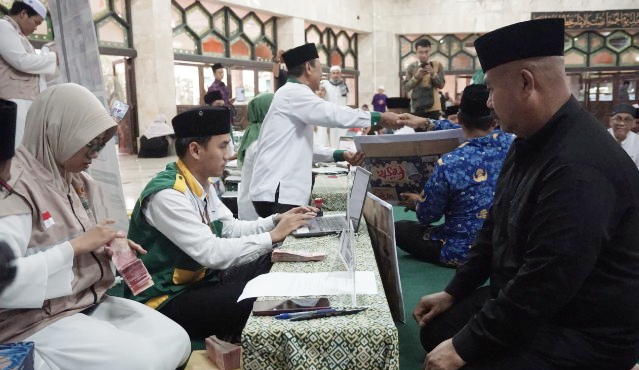 Edi Damansyah saat pembayaran Zakat