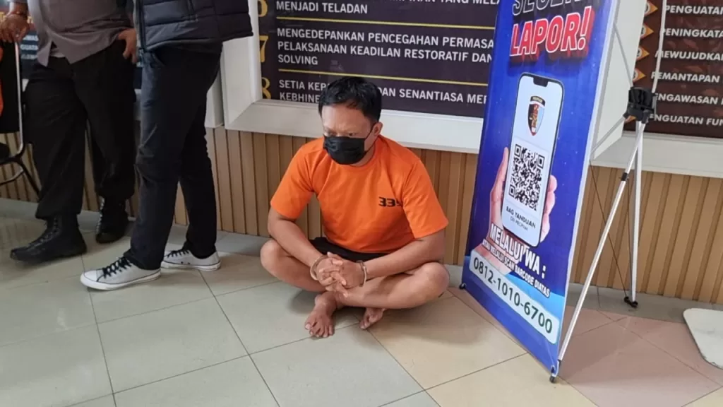 JS sopir mobil pengetap yang mengenakan baju tahanan Polresta Samarinda. (istimewa)