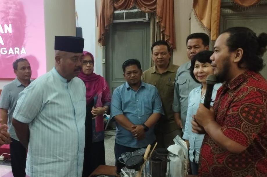 Bupati Edi Damansyah saat melihat proses pelatihan barista.