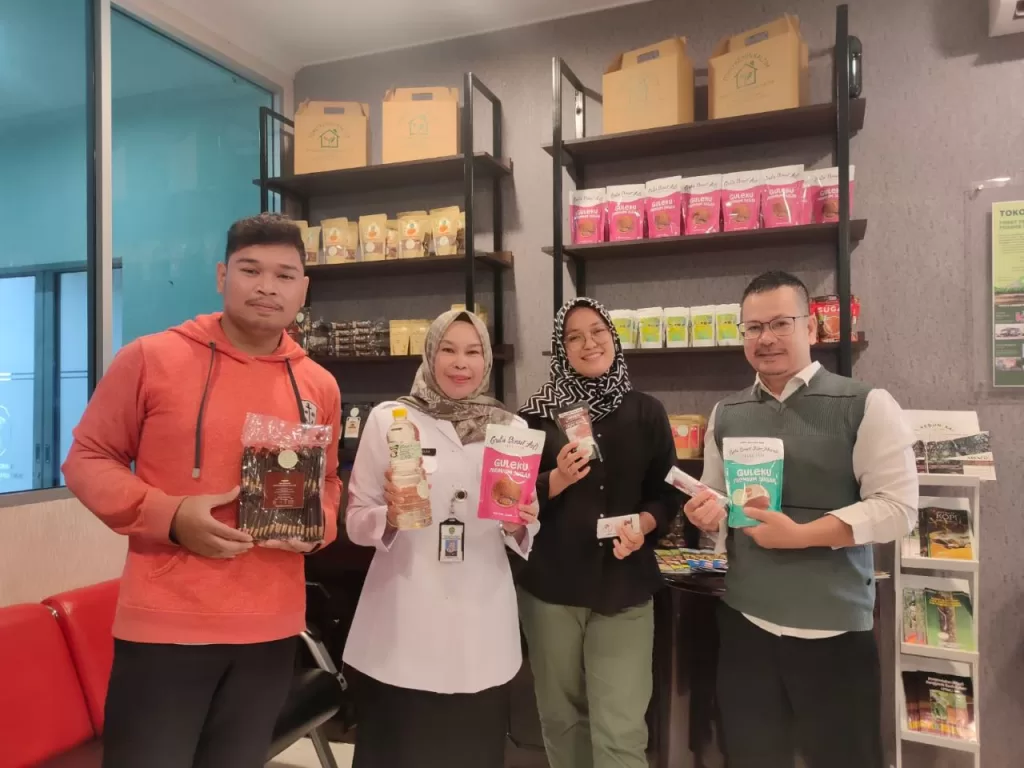 Kepala Bidang Perkebunan Berkelanjutan Disbun Kaltim, Asmirilda (dua dari kiri) saat memamerkan produk turunan yang ada di Toko Kebun, Dinas Perkebunan Kalimantan Timur.