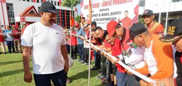 Bupati Kukar, Edi Damansyah saat mengikuti kegiatan senam pagi tadi (Istimewa)