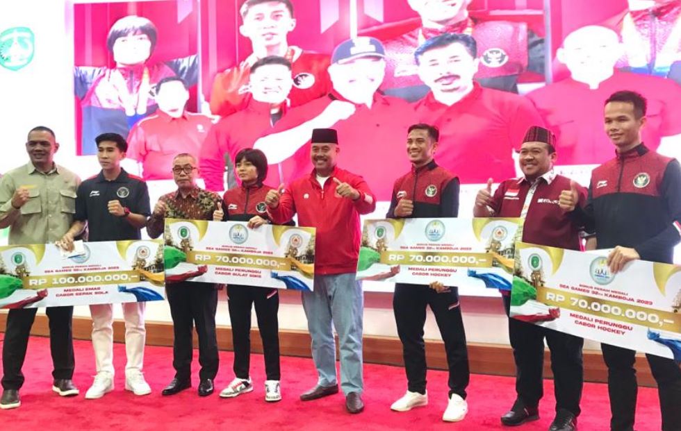 Suasana penyerahan bonus kepada para atlet Kukar yang berhasil menyabet medali di SEA Games 2023.