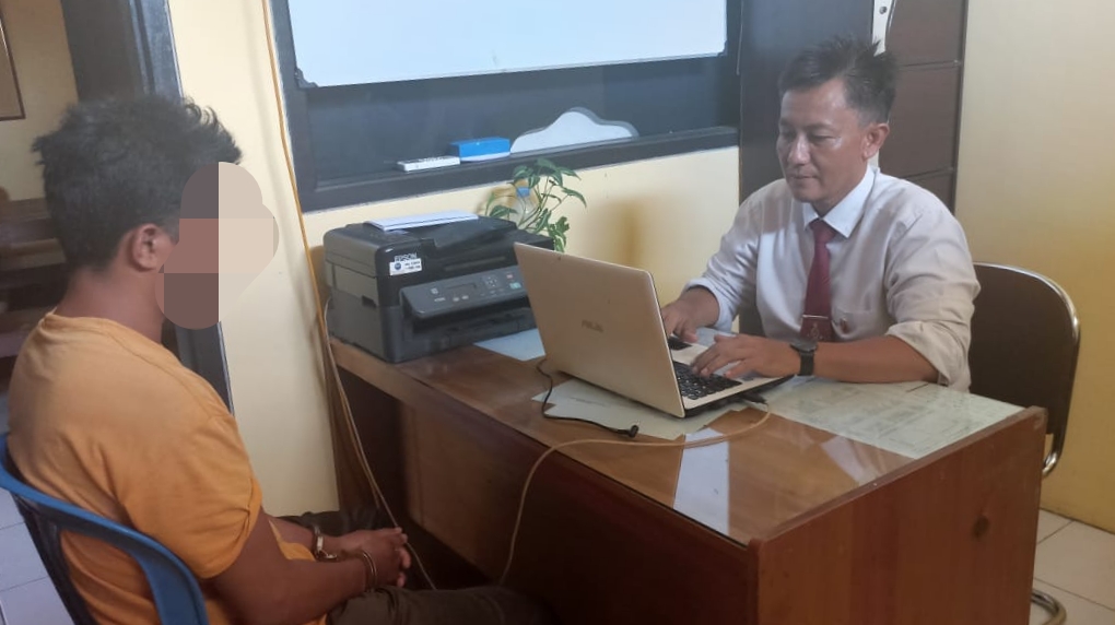 MU (kiri) saat diamankan petugas kepolisian karena telah memperkosa adik iparnya. (Dok Polsek Teluk Bayur)