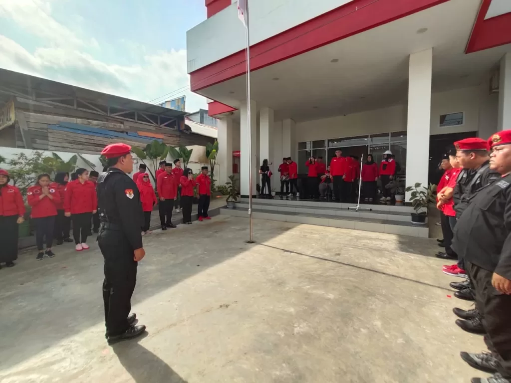Kegiatan upacara bendera yang digelar dihalaman DPD PDI Perjuangan untuk memperingati hari kelahiran Pancasila, Kamis (1/6/2023). (Prolog.co.id)