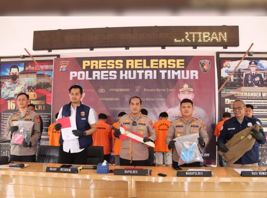 Kapolres Kutim, AKBP Ronni Bonic saat merilis tiga kasus yang menonjol di wilayah hukumnya, termasuk dua di antaranya melibatkan anak di bawah umur sebagai korban. (Dok Polres Kutim)