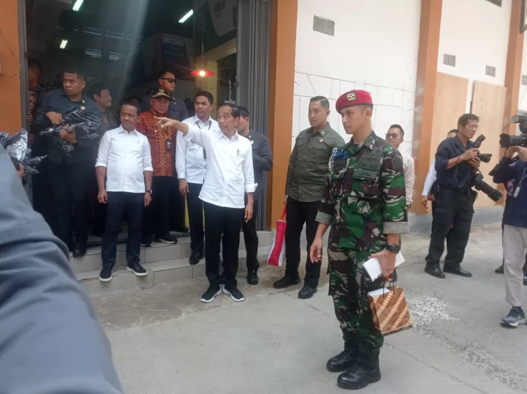 Jokowi Bagi-bagi Sembako