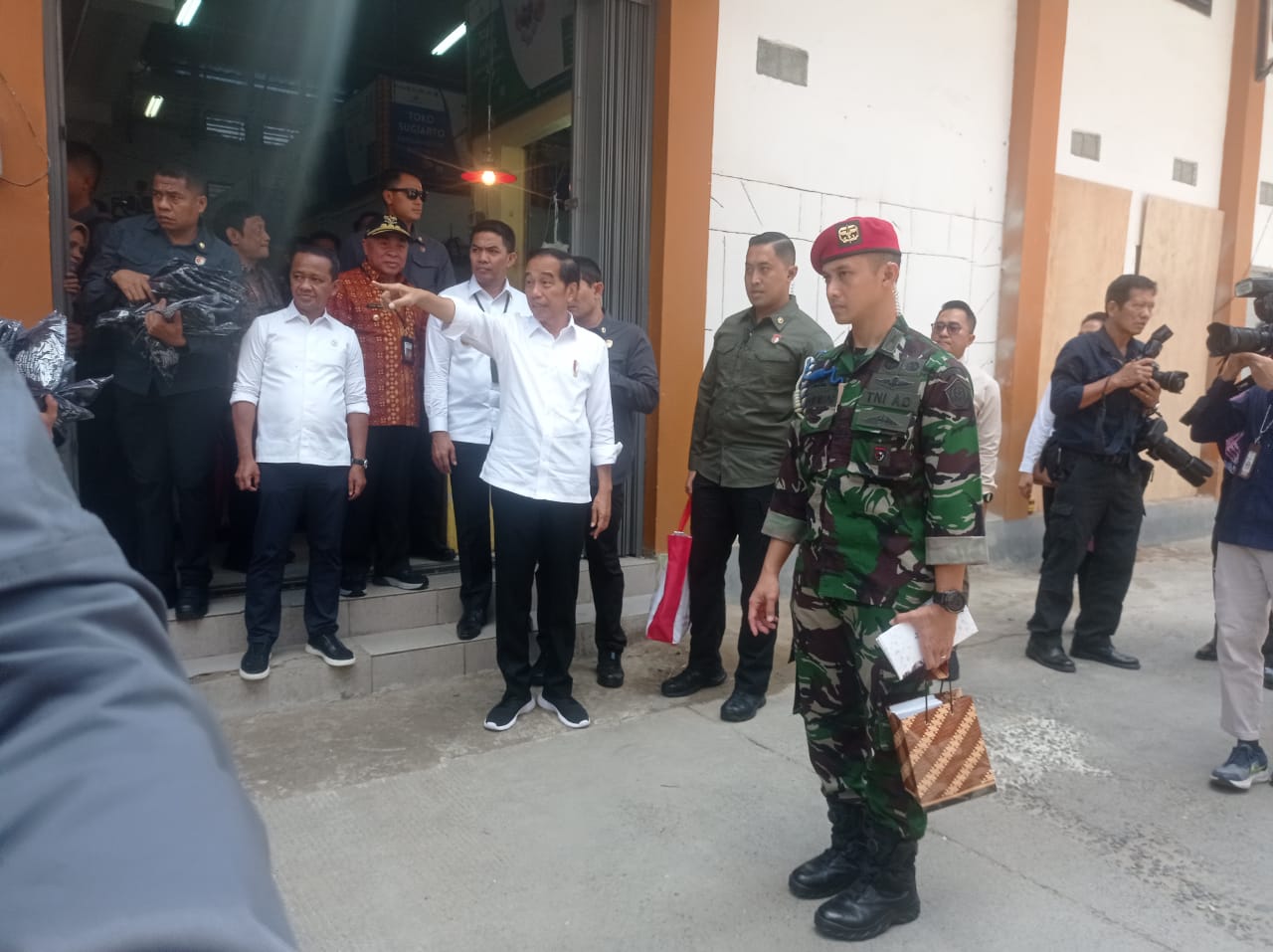 Jokowi Bagi-bagi Sembako