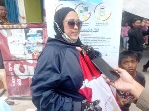 Jokowi Bagi-bagi Sembako