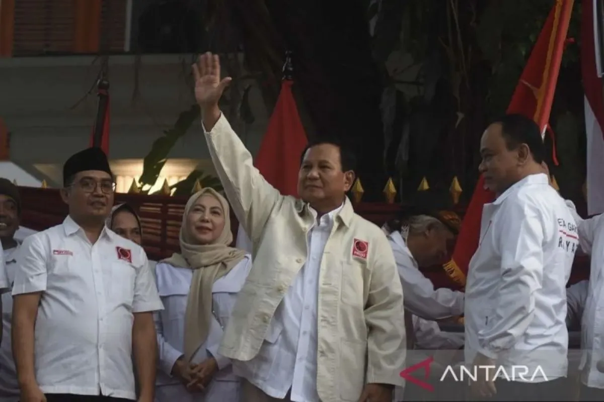 Ketua Umum Partai Gerindra Prabowo Subianto (tengah) mengenakan jaket relawan Projo disaksikan Ketua DPP Projo Budi Arie Setiadi (kanan) pada acara deklarasi dukungan di kediaman Prabowo, Jalan Kertanegara, Jakarta, Sabtu (14/10/2023). Kelompok relawan Projo mendeklarasikan dukungan terhadap bakal calon presiden dari Koalisi Indonesia Maju Prabowo Subianto untuk bertarung pada Pemilihan Presiden (Pilpres) 2024. ANTARA FOTO/Indrianto Eko Suwarso/aww.