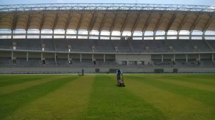 kualitas rumput lapangan Stadion Aji Imbut