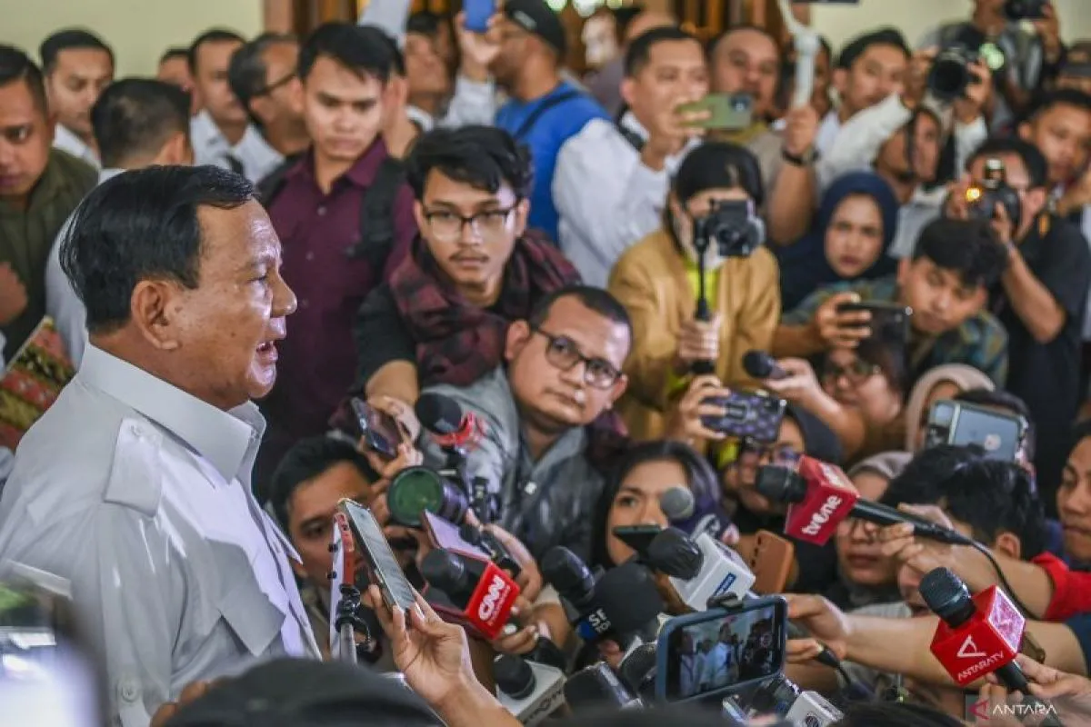 Ketua Umum Partai Gerindra Prabowo Subianto (kiri) menjawab pertanyaan wartawan saat tiba untuk mengikuti Rapimnas Partai Gerindra di The Darmawangsa, Jakarta, Senin (23/10/2023). ANTARA FOTO/Galih Pradipta/foc.