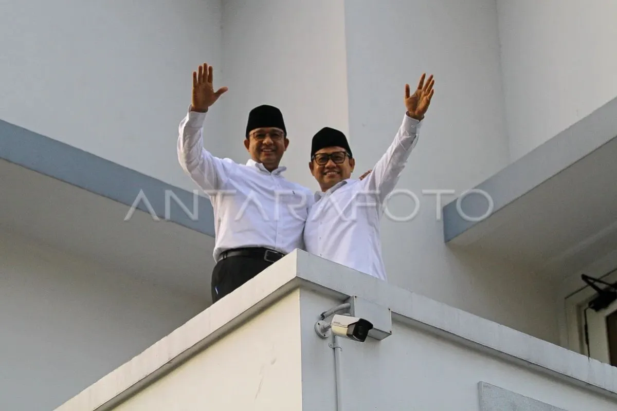Bakal calon presiden Anies Baswedan (kiri) dan bakal calon wakil presiden Muhaimin Iskandar (kanan) berfoto bersama di sela Deklarasi Capres-Cawapres 2024 di Hotel Majapahit, Surabaya, Jawa Timur, Sabtu (2/9/2023). ANTARA FOTO/Moch Asim.