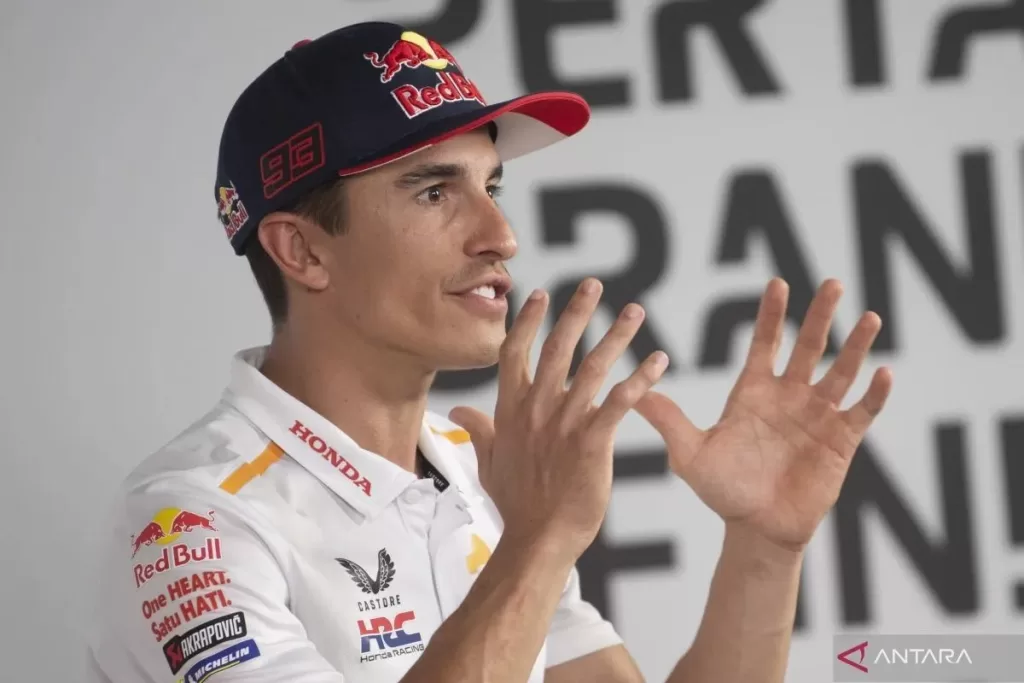 Pembalap Repsol Honda Marc Marquez menjawab pertanyaan saat mengikuti sesi konferensi pers jelang balapan MotoGP di Pertamina Mandalika International Street Circuit, Lombok Tengah, NTB, Kamis (12/10/2023). MotoGP seri ke-16 di Mandalika diikuti 22 pembalap dari 11 tim berlangsung 13-15 Oktober 2023. A/YU. (ANTARA FOTO/Wahyu Putro)
