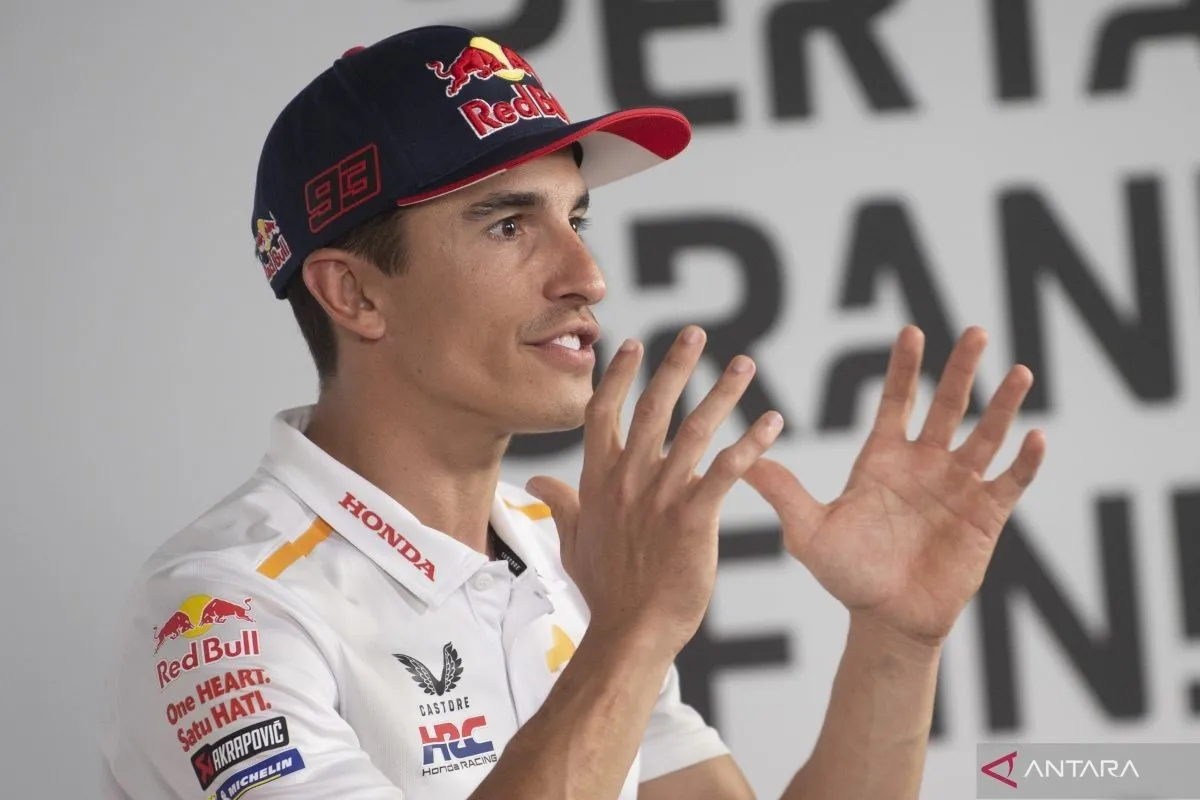 Pembalap Repsol Honda Marc Marquez menjawab pertanyaan saat mengikuti sesi konferensi pers jelang balapan MotoGP di Pertamina Mandalika International Street Circuit, Lombok Tengah, NTB, Kamis (12/10/2023). MotoGP seri ke-16 di Mandalika diikuti 22 pembalap dari 11 tim berlangsung 13-15 Oktober 2023. A/YU. (ANTARA FOTO/Wahyu Putro)