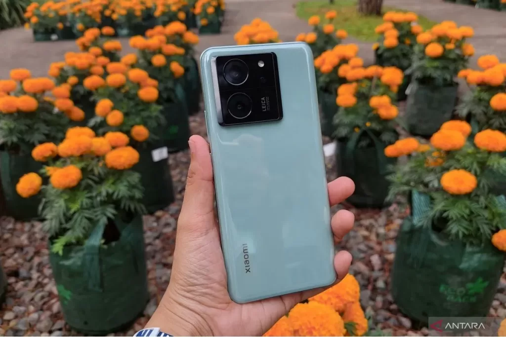 Xiaomi 13T dilengkapi dengan kamera hasil kolaborasi mereka dengan Leica. (ANTARA/Natisha Andarningtyas)