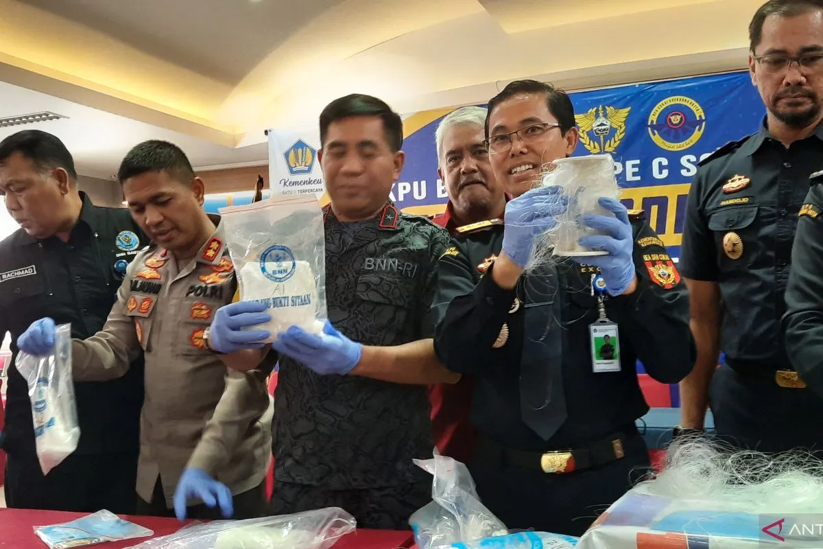 Kepala Kantor Bea Cukai Soekarno-Hatta Gatot Sugeng Wibowo saat menunjukan sejumlah barang bukti hasil ungkap narkotika. (Azmi Samsul Maarif)