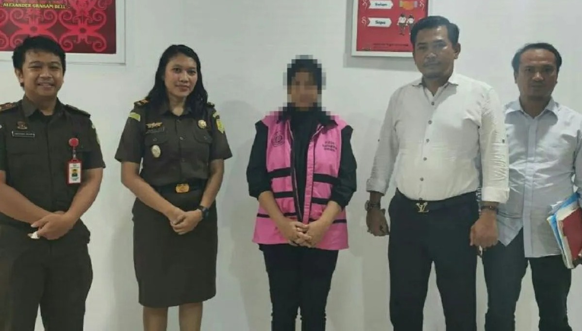 Tersangka kasus penyelewengan dana PNPM Mandiri bernilai ratusan juta saat diamankan jajaran Kejari Samarinda. (IST)