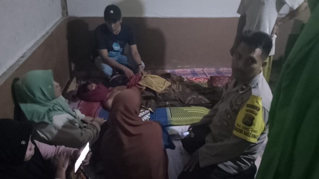 Salihin warga Dusun Madas desa Obel obel korban tewas disambar petir saat memancing di pinggir laut dusun Madas, disemayamkan i rumah duka, Senin (13/11).