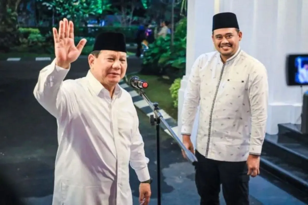 Ketua Umum DPP PartaiGerindra Prabowo Subianto (kiri) didampingi Wali Kota Medan Bobby Nasution di Medan, Sumut, Kamis (26/1/2023) malam. (ANTARA/HO-Diskominfo Kota Medan).