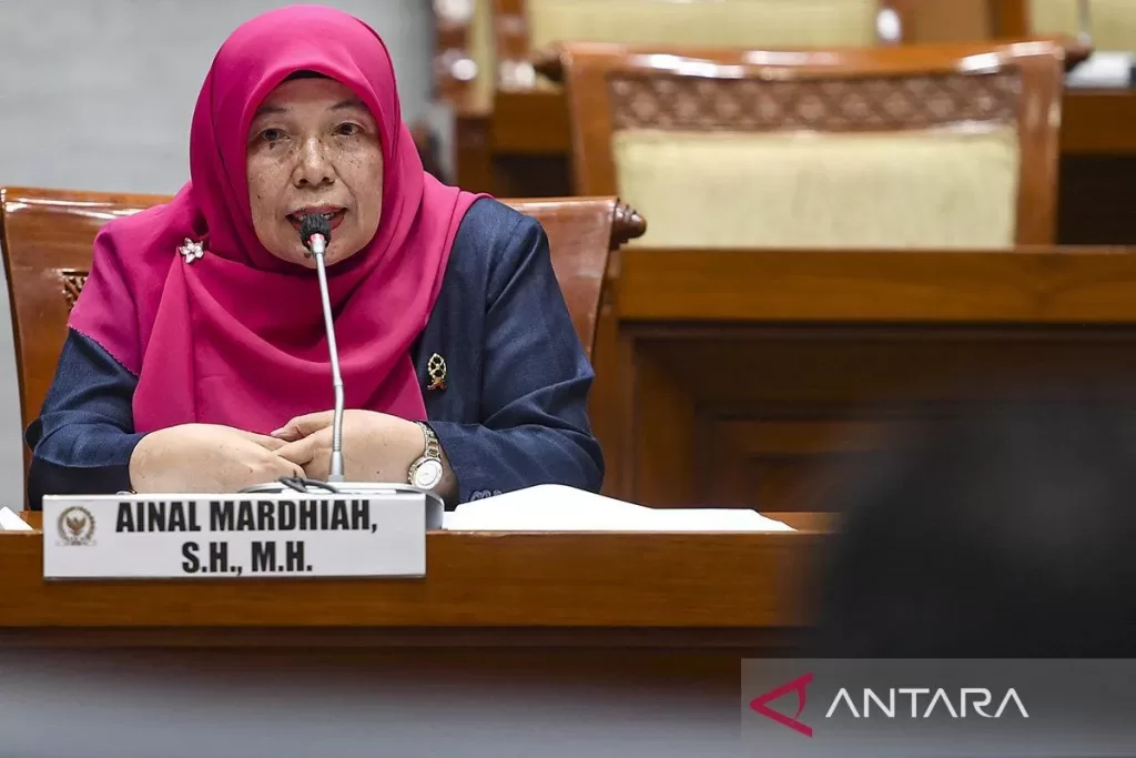 Calon hakim agung kamar pidana Ainal Mardhiah menyampikan paparannya saat mengikuti uji kelayakan dan kepatutan (fit and proper test) Hakim Agung oleh Komisi III DPR di Komplek Parlemen, Jakarta, Rabu (22/11/2023). ANTARA FOTO/Muhammad Adimaja/Spt/aa.