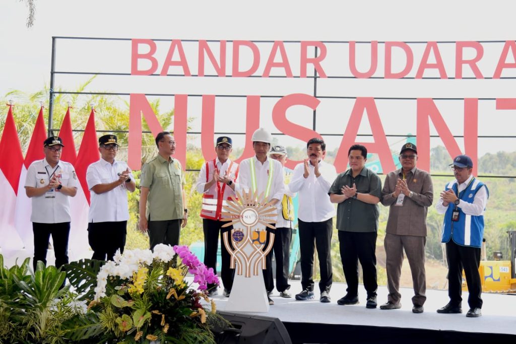 Presiden Joko Widodo melakukan peletakan batu pertama Bandar Udara Ibu Kota Nusantara (IKN) di Kabupaten Penajam Paser Utara, Provinsi Kalimantan Timur