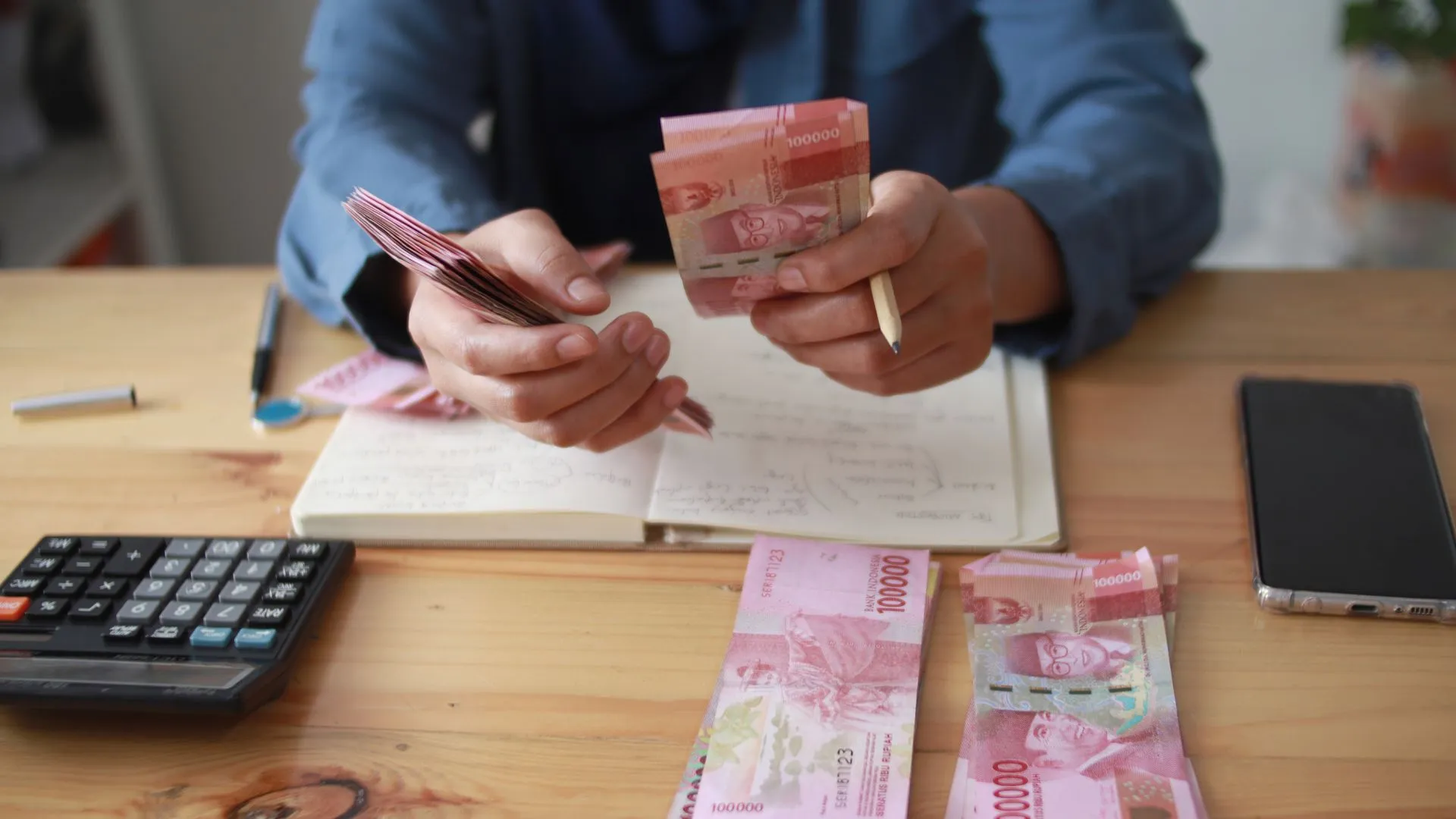 mengatur keuangan agar tidak boros