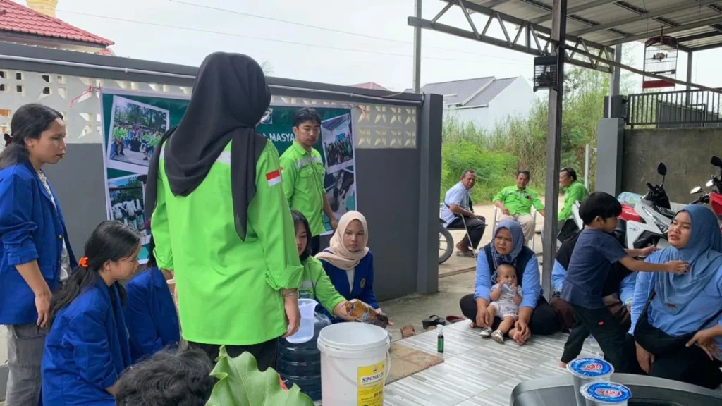 Prodi TRPPL Edukasi Warga Taqwa Lok Bahu Samarinda tentang Pemilahan Sampah dan Pembuatan Pupuk Organik 2 1000006224